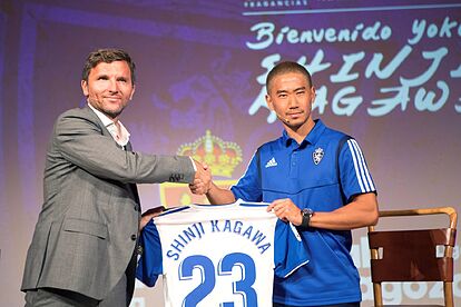 Presentación de Sinhi Kagawa con el Real Zaragoza junto al director deportivo Lalo Arantegui