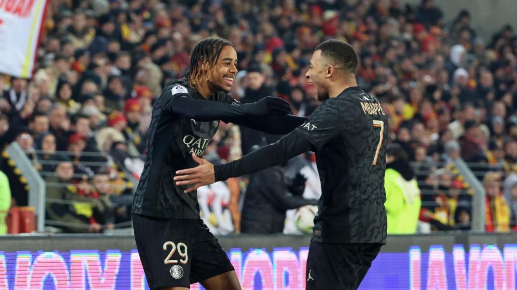 BRADLEY BARCOLA CELEBRA UN GOL CON KILIAN MBAPPE