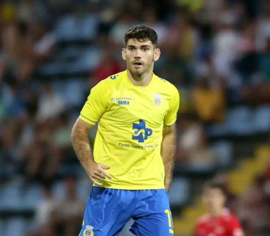 MIGUEL PUCHE CON LA CAMISETA DEL AROUCA